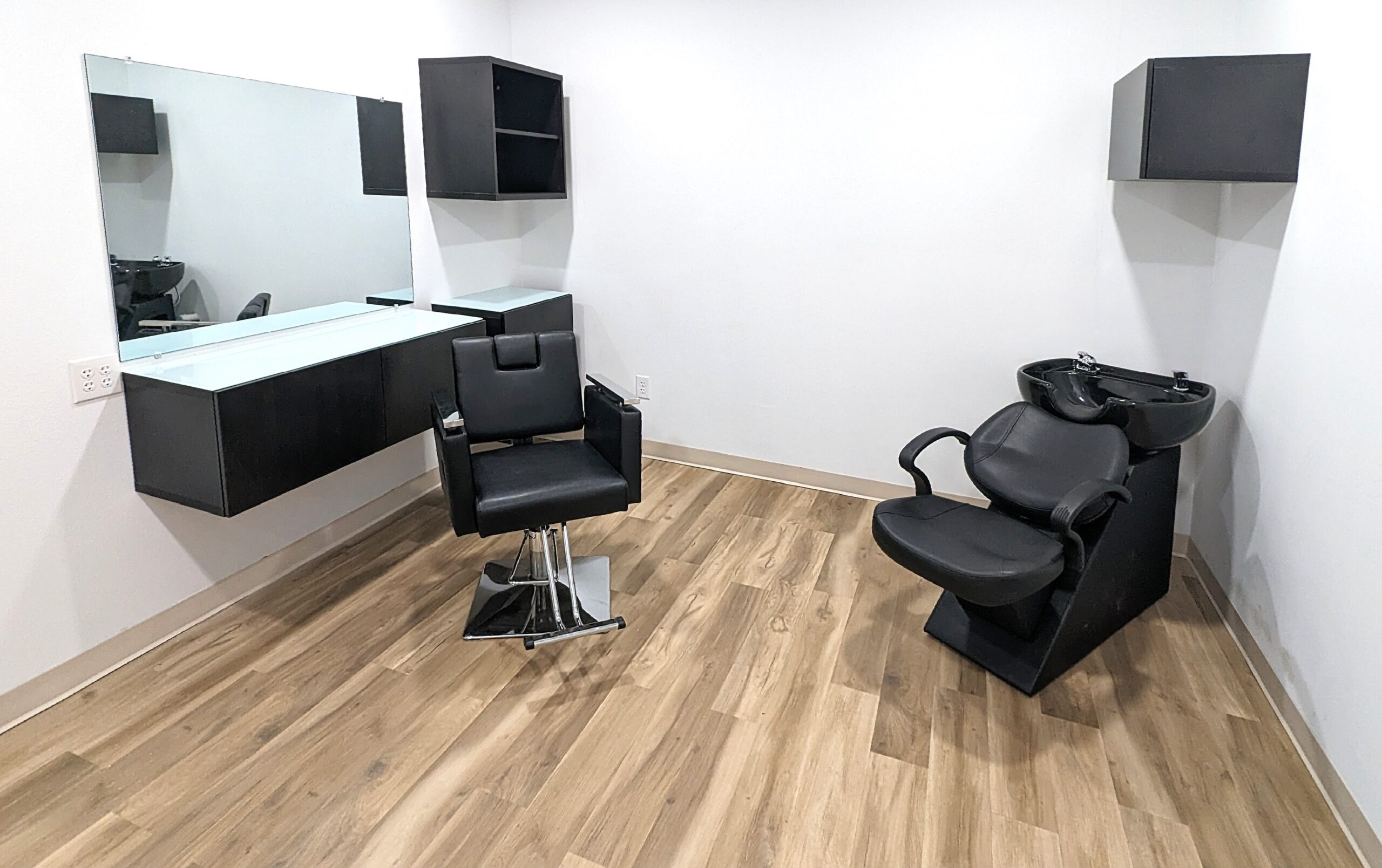 Single salon suite rental for cosmetology