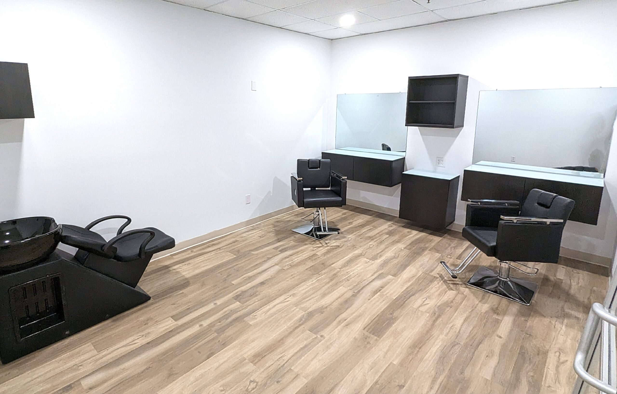 Double salon suite rental for cosmetology